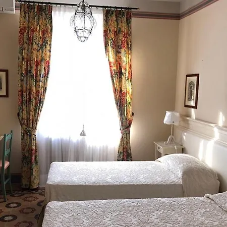 Sleeps 14 Pool Wifi Lari